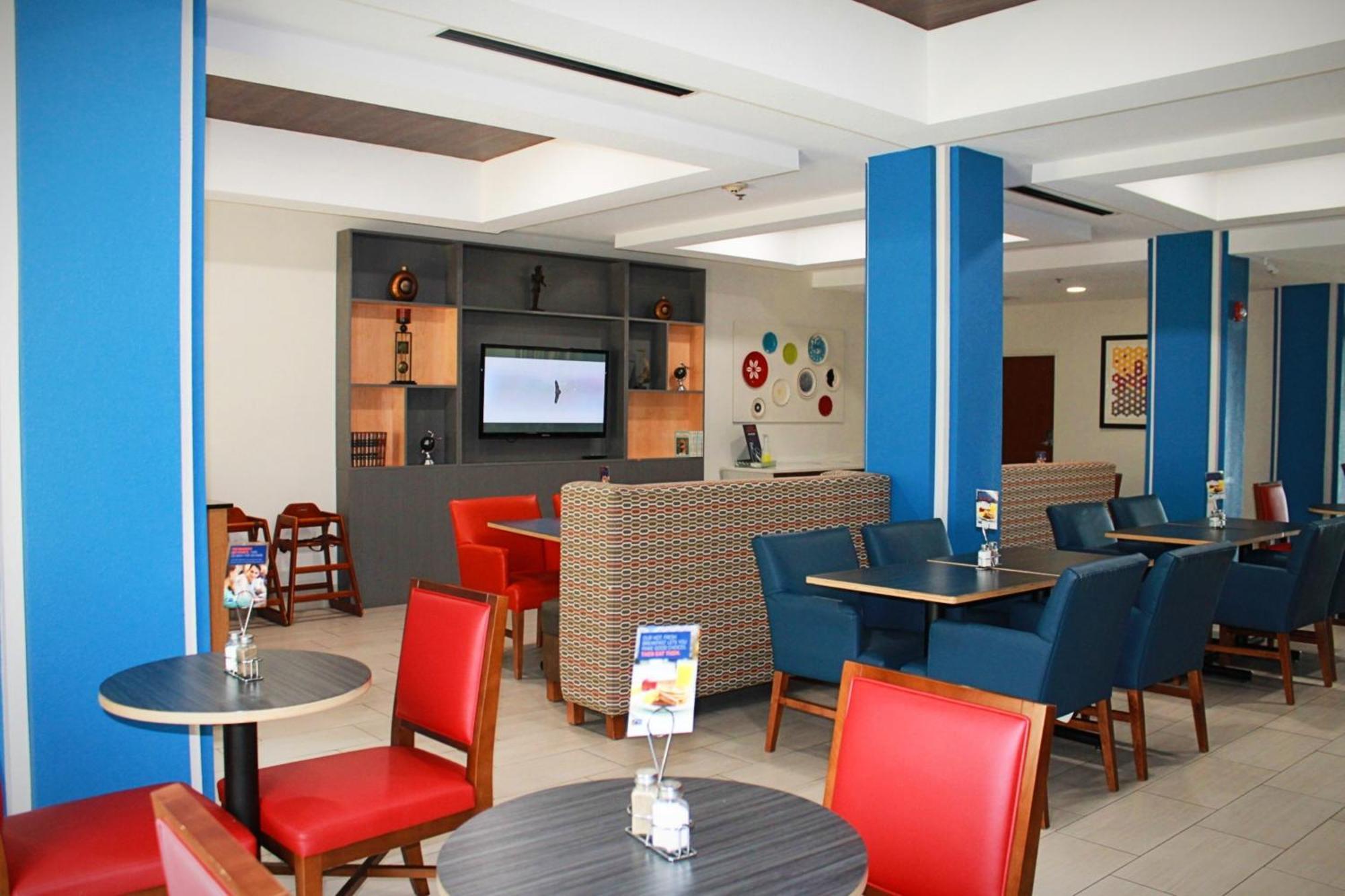 Holiday Inn Express Mccomb By Ihg Exterior photo